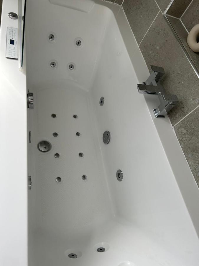 Number 6 Apartment Форт Уилям Екстериор снимка